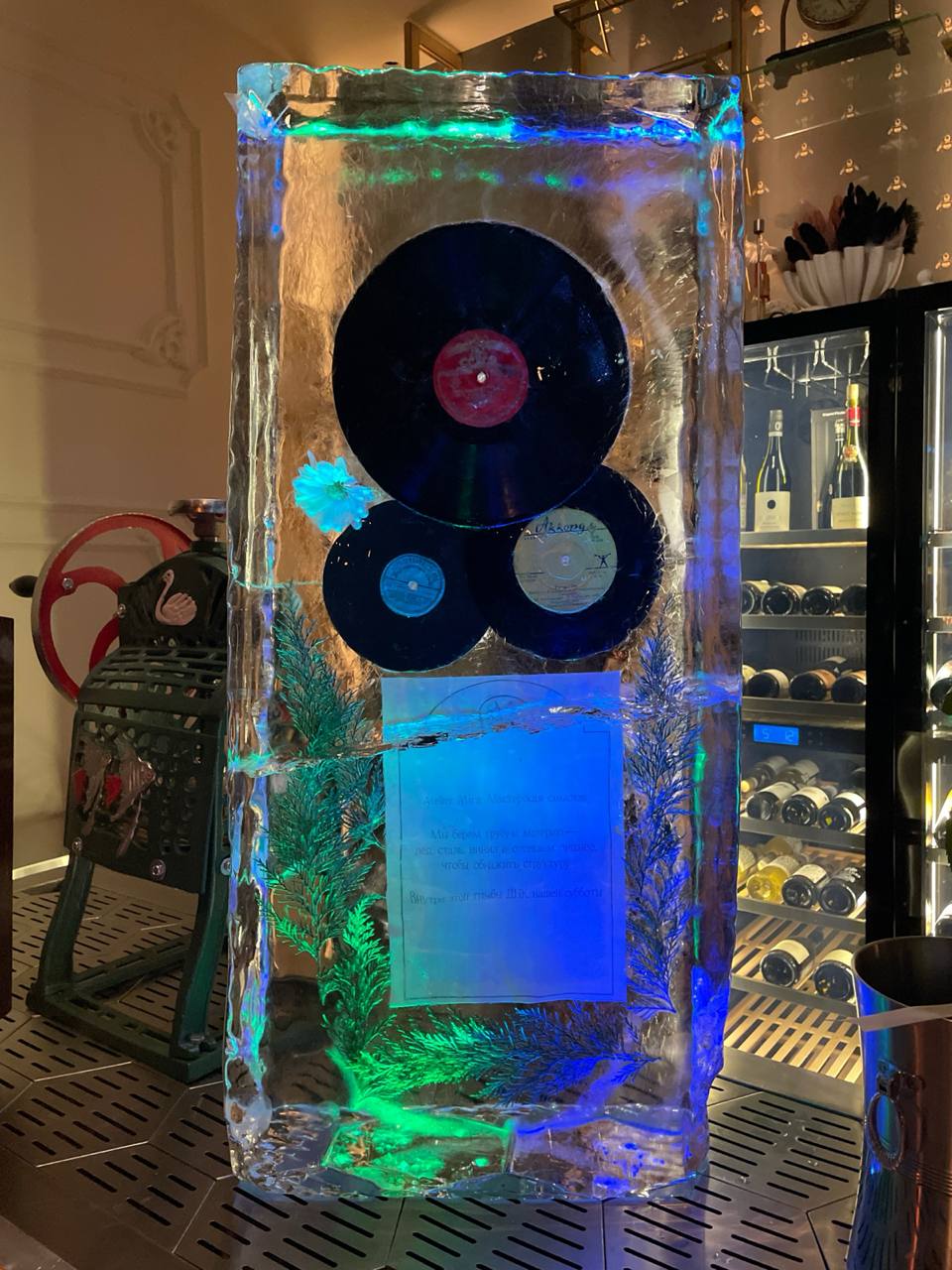 Ледяные блоки с логотипом, цветами или предметами в Казани — изготовление арт-льда на заказ