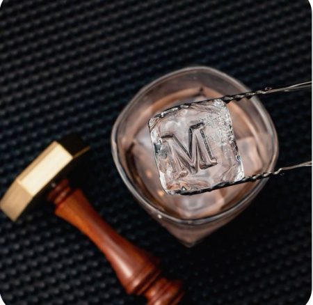 Процесс тиснения логотипа на льду горячим латунным штампом