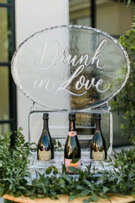 Процесс тиснения логотипа на льду горячим латунным штампом