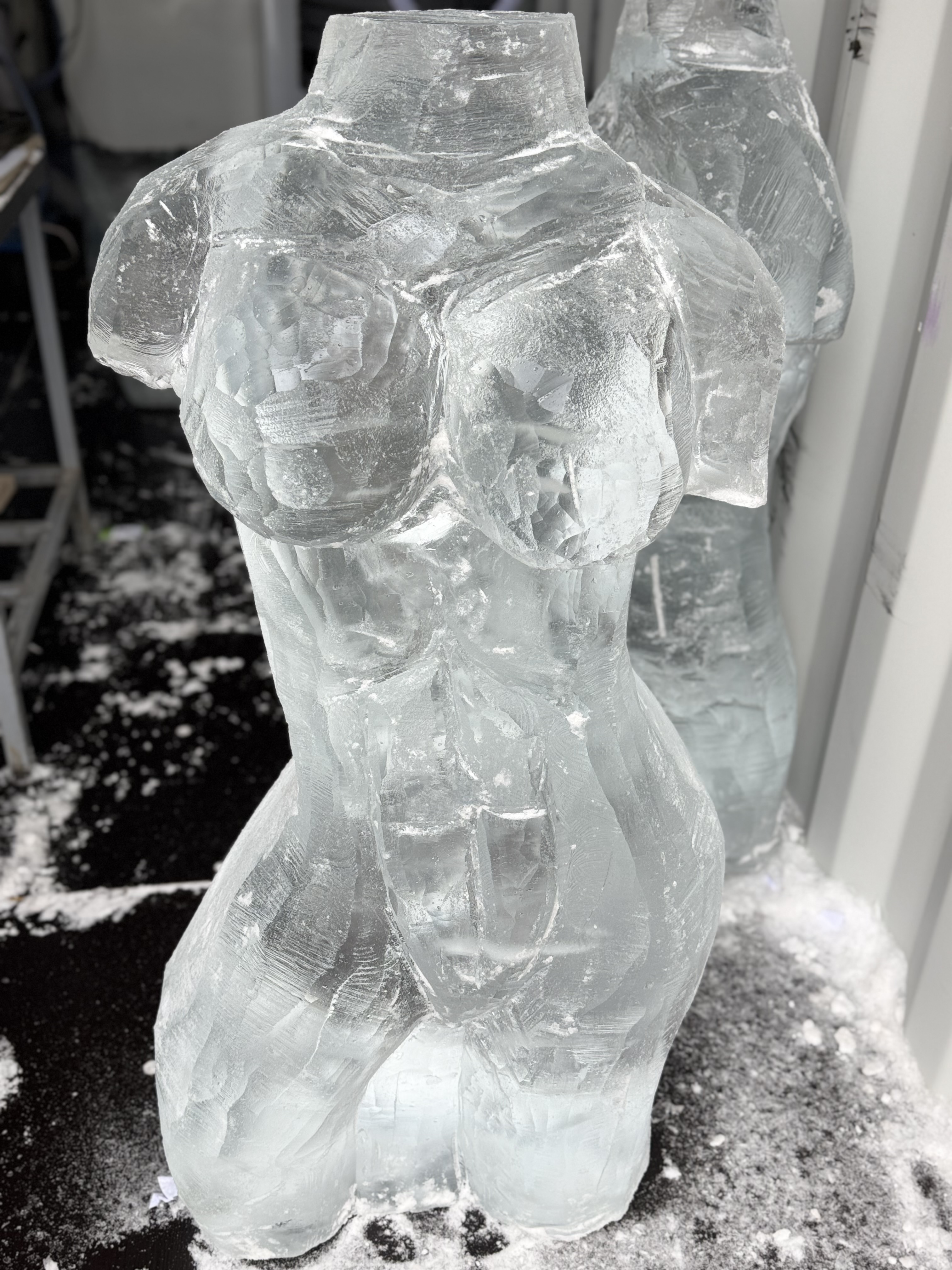 Ледяная скульптура-фонтан «Девушка» для подачи напитков — купить в Казани