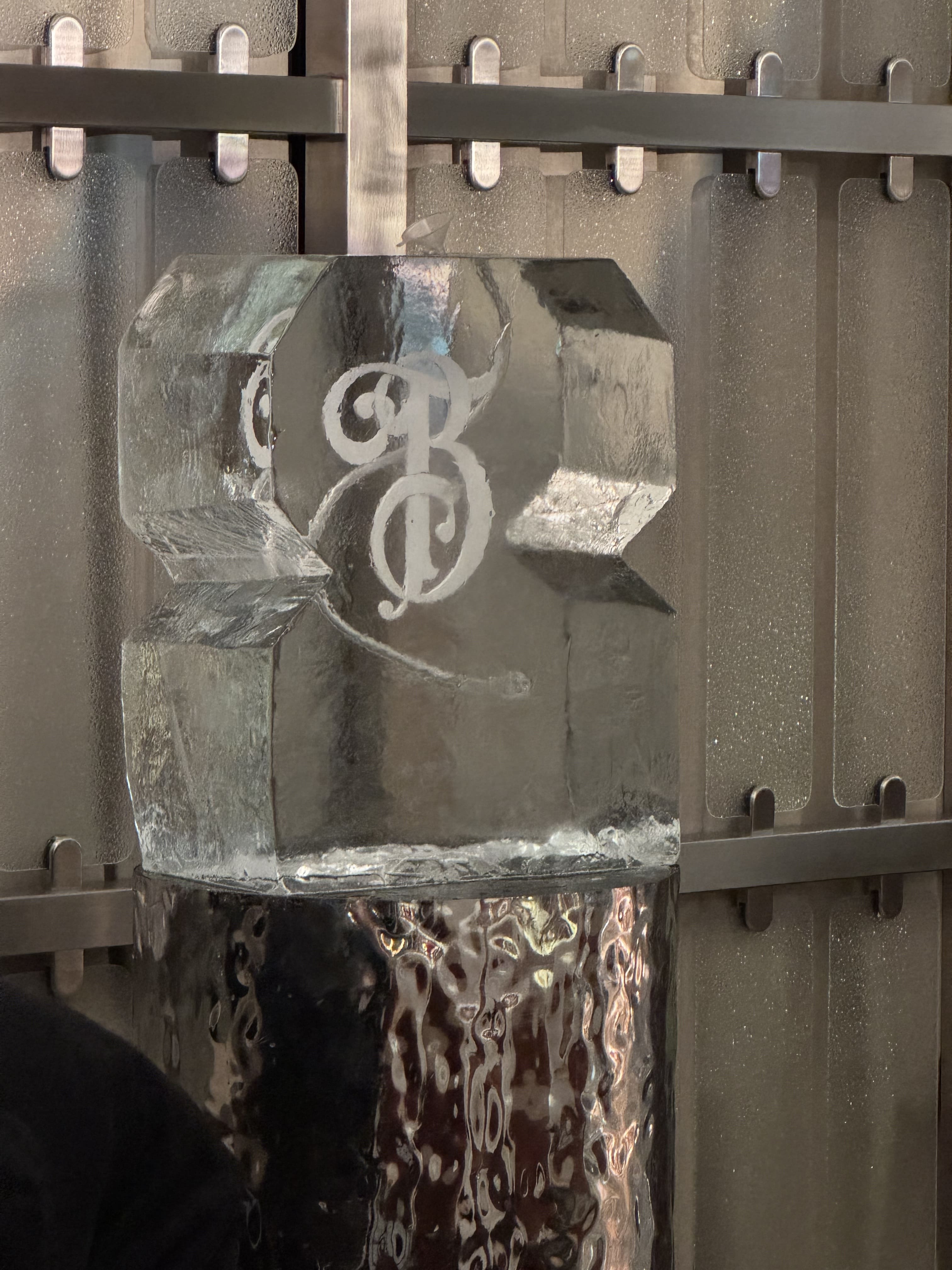 Ледяная глыба с интерактивной подачей напитков: инновация для вашего ивента